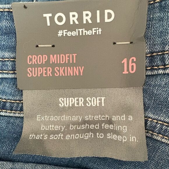 NWT Torrid Crop Midfit Super Skinny Jeans Size 16 - Picture 2 of 6